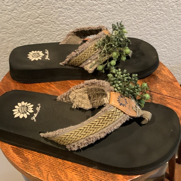 Yellow Box size 8 khaki green embellished flip flops. - Picture 2 of 3